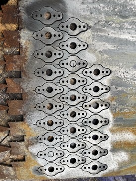 резка деталей из железа водой.jpeg